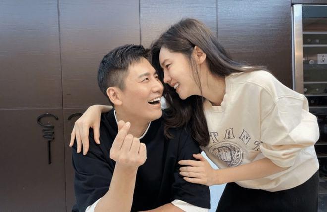 沙滩游玩的女孩们