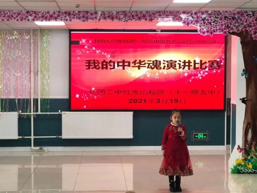 逃出轿车的女孩