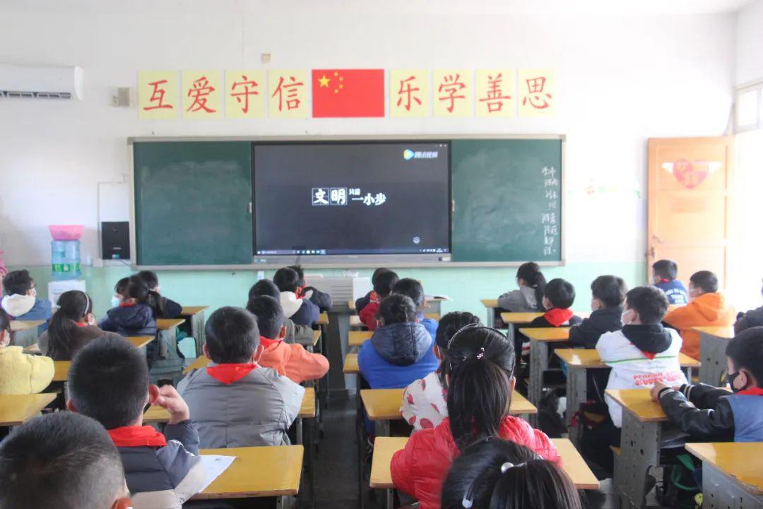 女子报到前收拾行李，发现通知书被狗狗咬碎！家里有宠物如何保存贵重物品？游戏画面